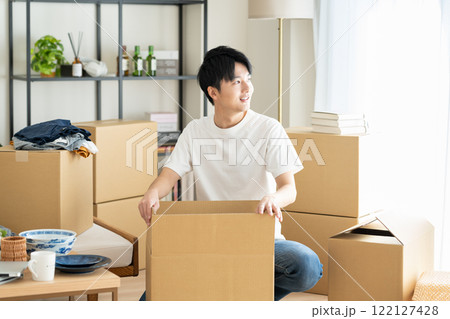 引越しの若い男性 引越しの若い男性 122127428