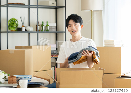 引越しの若い男性 122127430