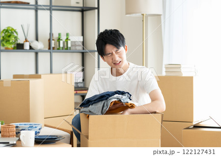 引越しの若い男性 引越しの若い男性 122127431