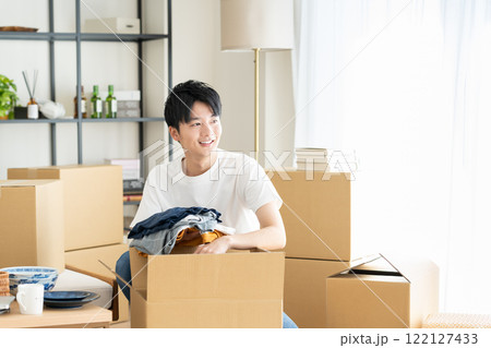引越しの若い男性 122127433