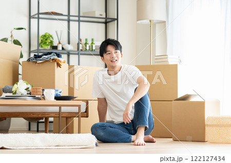 引越しの若い男性 引越しの若い男性 122127434