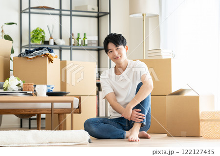 引越しの若い男性 122127435