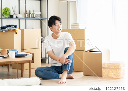 引越しの若い男性 122127438