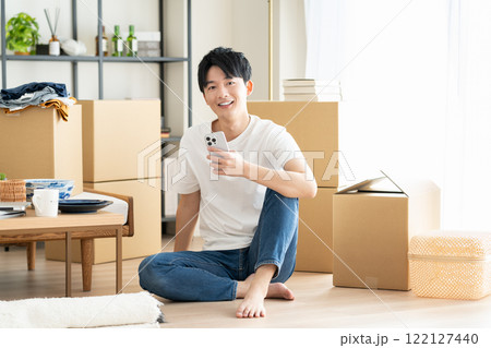 引越しの若い男性 122127440