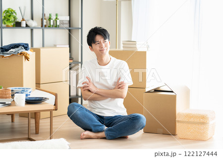 引越しの若い男性 122127444