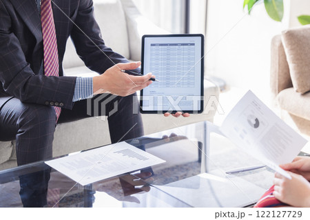 タブレットを持って説明するビジネスマン タブレットを持って説明するビジネスマン 122127729