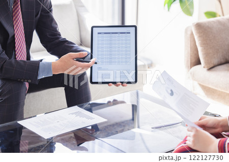 資料を見せて説明するビジネスマン 資料を見せて説明するビジネスマン 122127730