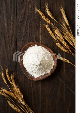 皿に盛った小麦粉（強力粉） 122127827