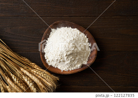 皿に盛った小麦粉(強力粉) 皿に盛った小麦粉(強力粉) 122127835