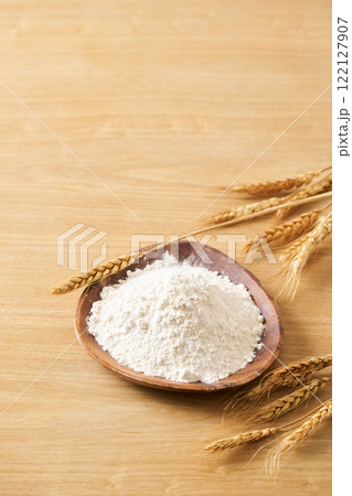 皿に盛った小麦粉(強力粉) 皿に盛った小麦粉(強力粉) 122127907