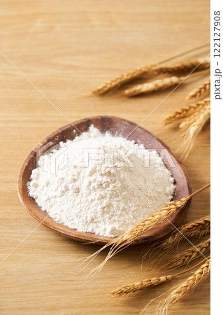 皿に盛った小麦粉(強力粉) 皿に盛った小麦粉(強力粉) 122127908