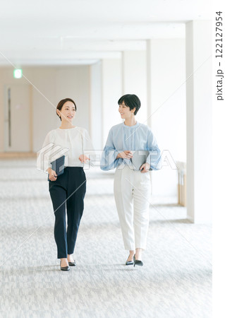 廊下を歩く女性のポートレート 廊下を歩く女性のポートレート 122127954