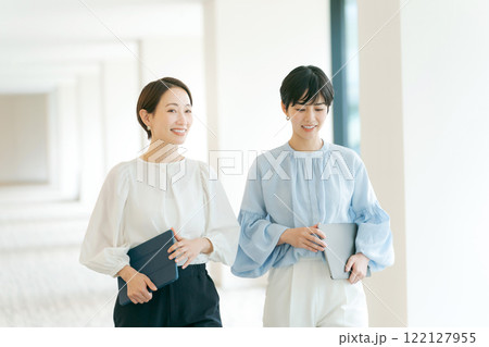 オフィスの廊下を歩く2人の女性 122127955