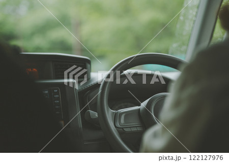 雨の中のドライブ 122127976