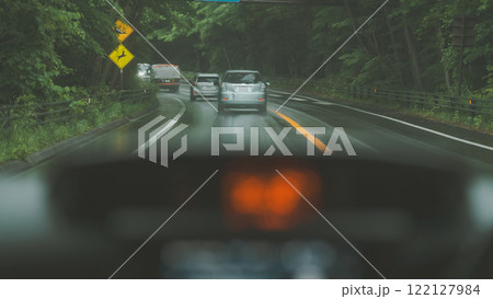 山道の急勾配をドライブ 122127984