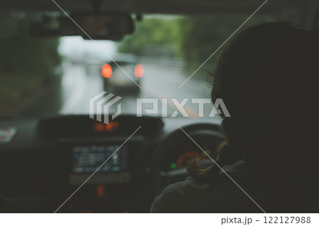 雨の山道をドライブ 122127988