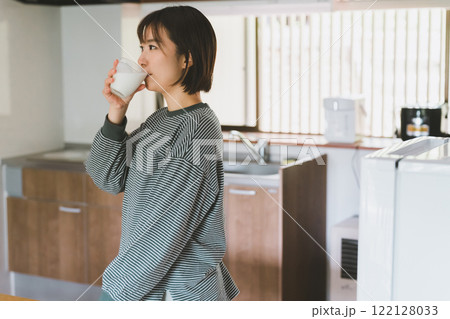 朝一の牛乳と女性 122128033