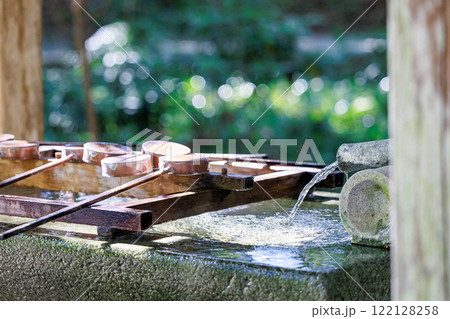 神社参拝　手水舎 122128258
