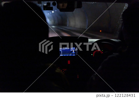 トンネルを車で走行 122128431