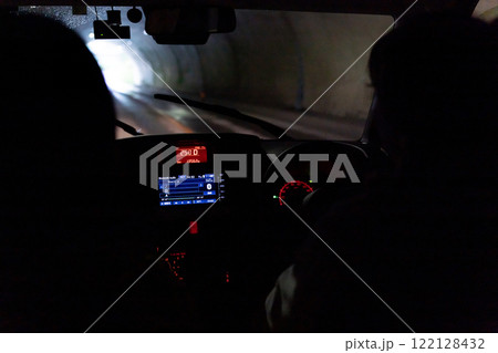 トンネルを車で走行 トンネルを車で走行 122128432