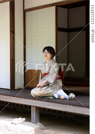 縁側で少し正座を崩して座っている女性 縁側で少し正座を崩して座っている女性 122128551
