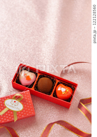 バレンタインチョコの赤いボックスとリボン 122128560