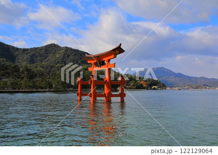 世界遺産に登録されている宮島の大鳥居 122129064