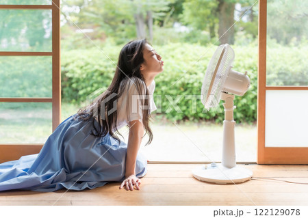 古民家の縁側で扇風機の前でくつろぐ若い女性 古民家の縁側で扇風機の前でくつろぐ若い女性 122129078