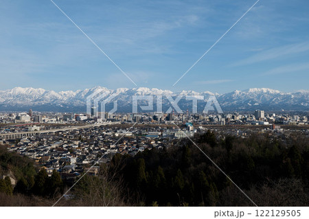 2025.1呉羽山展望台からの眺望　北アルプスと富山市中心部市街地冬景色 122129505