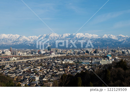 2025.1呉羽山展望台からの眺望　北アルプス剱岳立山連峰と富山市中心部市街地冬景色 122129509