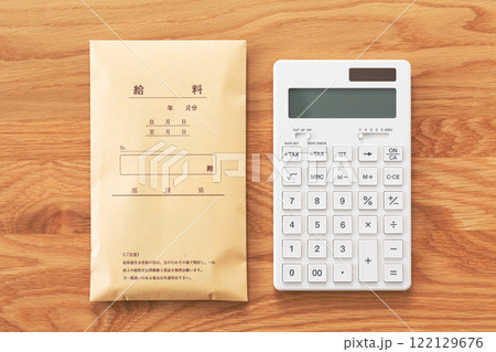 給料袋と電卓 給料袋と電卓 122129676
