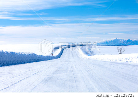 圧雪アイスバーン状態の冬の北海道の道 122129725