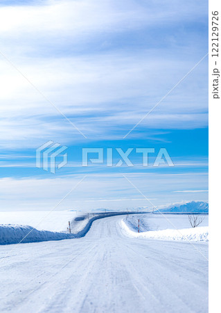 圧雪アイスバーン状態の冬の北海道の道 122129726