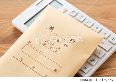 給料袋と電卓 122129775