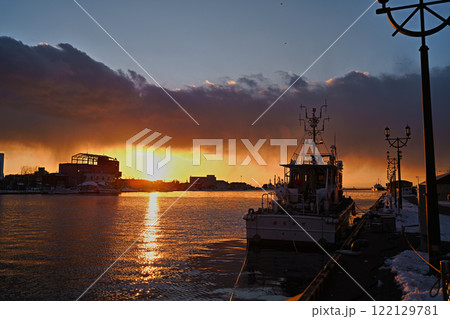 釧路川に映る美しい夕日 122129781