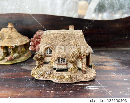 ヴィンテージのミニチュアの家、住宅イメージ ヴィンテージのミニチュアの家、住宅イメージ 122130508