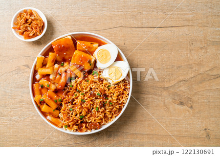 Korean instant noodles with Korean rice cake and fish cake and boiled egg 122130691