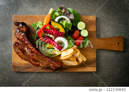 barbecue pork spare ribs with vegetables 122130693