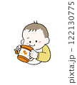 飲み物を飲む赤ちゃん 122130775