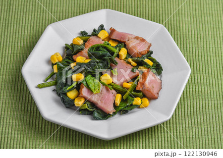 ホウレン草とコーンとベーコンの炒め物 ホウレン草とコーンとベーコンの炒め物 122130946