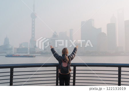 young Asian woman wearing respiratory mask protect and filter pm or particulate matter against bad Air Pollution in Shanghai City, China. Air Quality Index, AQI, Unhealthy, healthcare concept young Asian woman wearing respiratory mask protect and filter pm or particulate matter against bad Air Pollution in Shanghai City, China. Air Quality Index, AQI, Unhealthy, healthcare concept 122131019