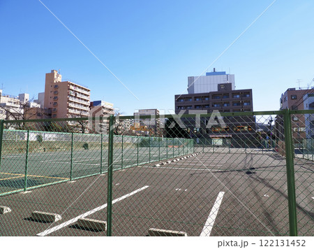 車の無い駐車場 122131452