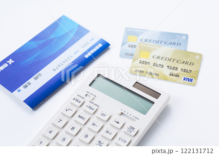 クレジットカードと通帳と電卓 122131712
