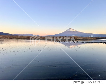 朝色の富士山と富士川 122131908
