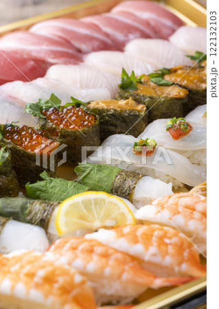 新鮮なネタが輝く握り寿司のクローズアップ 新鮮なネタが輝く握り寿司のクローズアップ 122132103