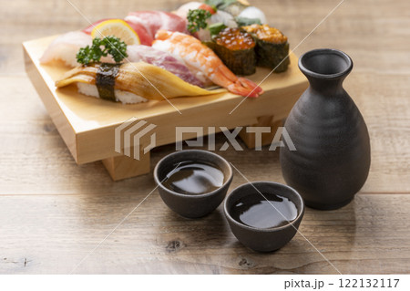 徳利と猪口で楽しむ日本酒とにぎり寿司のセット 122132117