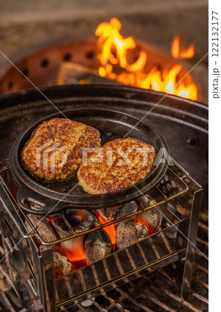 炭火ハンバーグ　Charcoal grilled hamburger steak outdoors 122132177