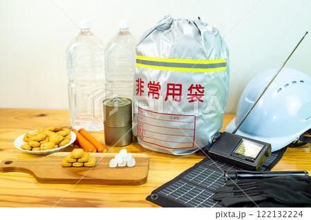 防災用品と一緒に並べられた乾パンと氷砂糖と魚肉ソーセージと缶詰と飲料水 防災用品と一緒に並べられた乾パンと氷砂糖と魚肉ソーセージと缶詰と飲料水 122132224