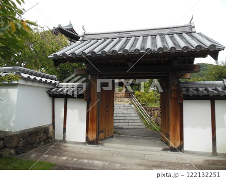 摂津池田城の模擬天守と曲輪の様子 122132251