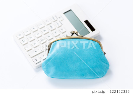 がま口財布と白い電卓 がま口財布と白い電卓 122132333